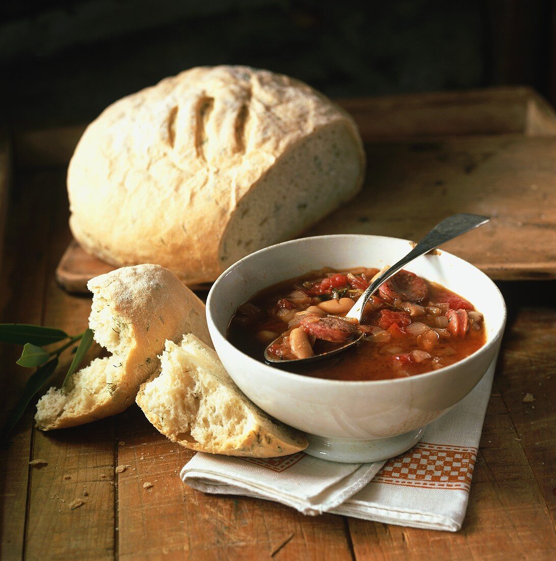 Bohnen-Tomaten-Suppe mit Landbrot