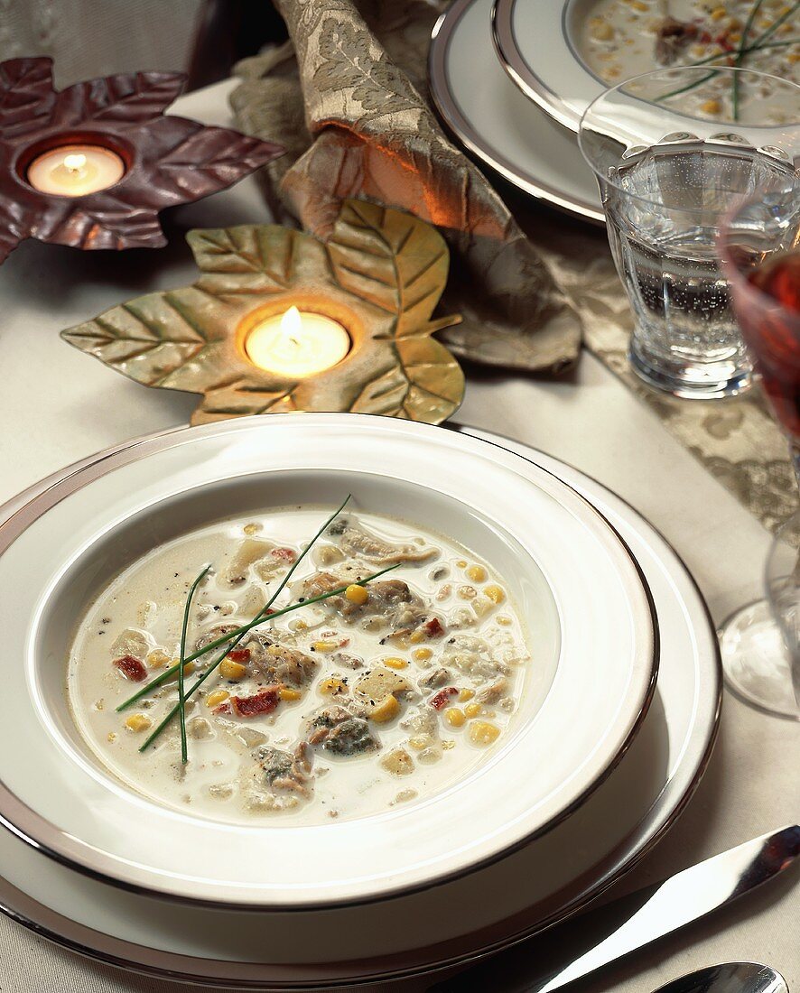 Austern-Mais-Suppe auf herbstlich dekoriertem Tisch