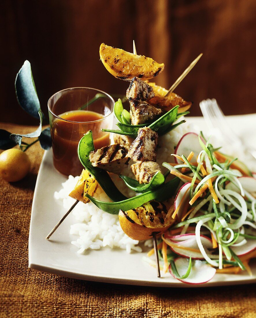 Grilled chicken kebabs with mangetout and oranges