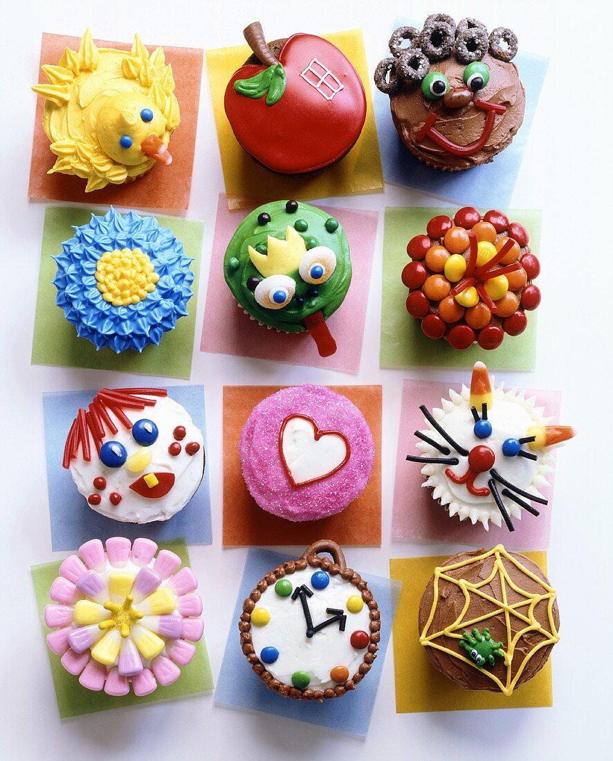 Verschiedene bunte Cupcakes für Kinder