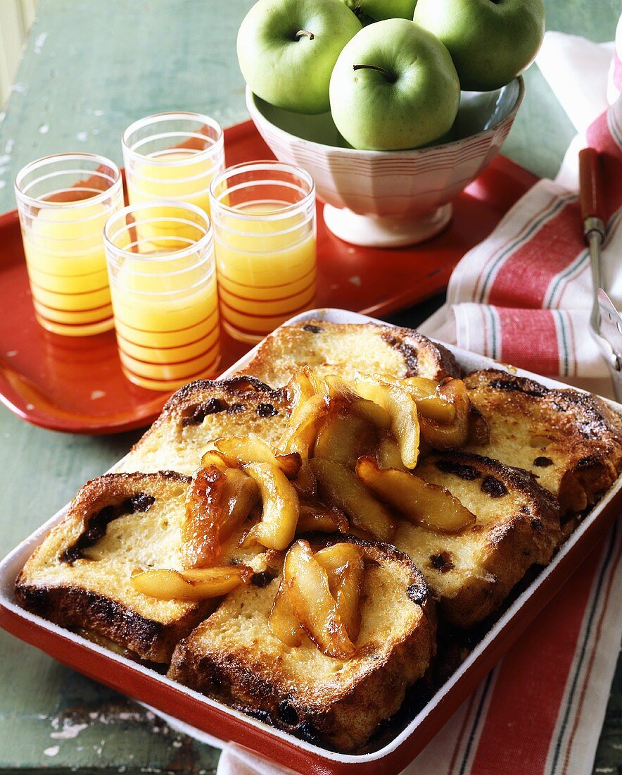 Süsser Brotauflauf mit karamellisierten Äpfeln, Orangensaft