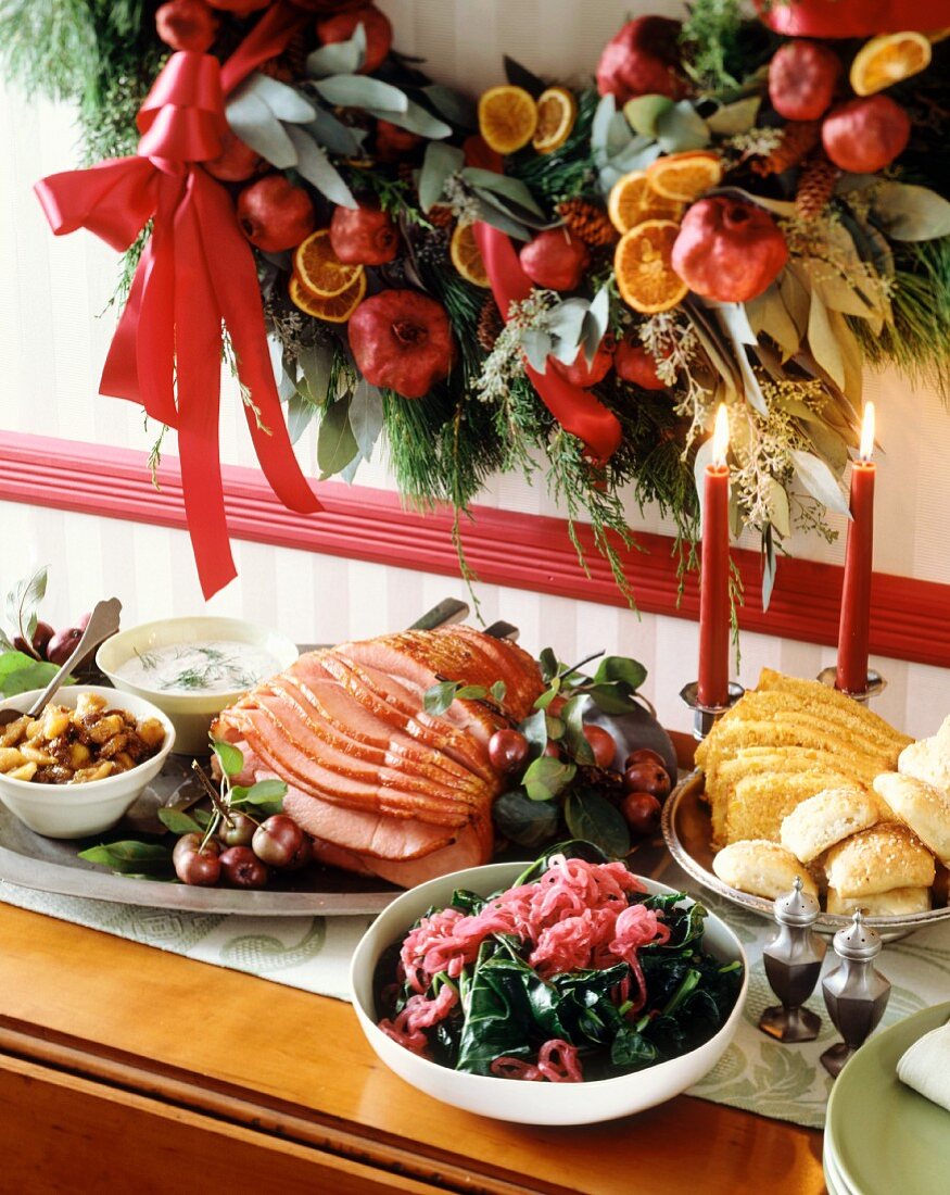 Weihnachtsbuffet mit Schinken, Salat und Brot