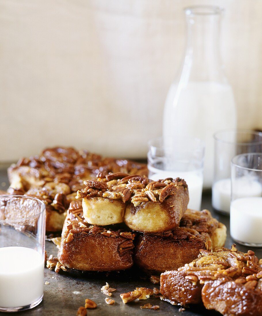 Süsses Gebäck mit Pecannüssen, Milchgläser und Milchflasche