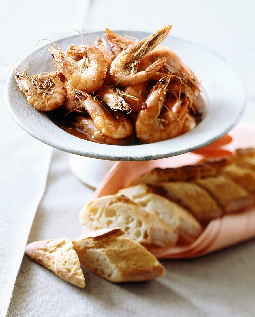 Spicy shrimps with baguette slices