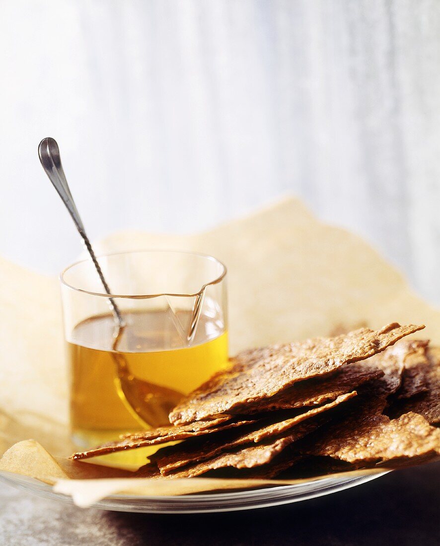 Knusprige Knäckebrotstücke mit Honig