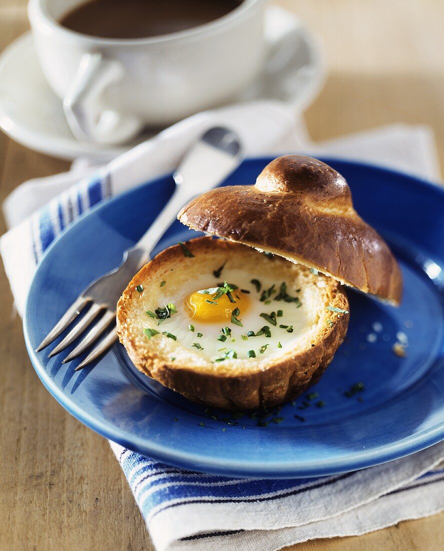 Brioche, gefüllt mit pochiertem Ei