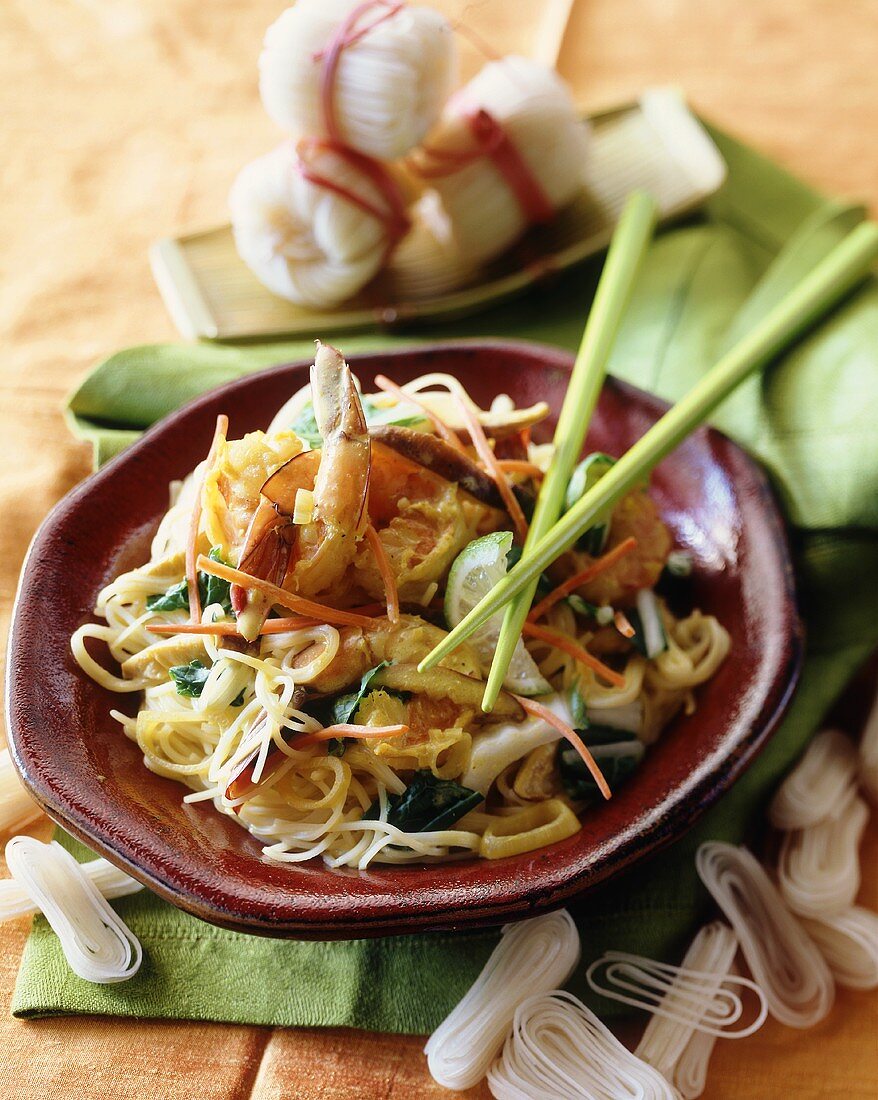 Rice noodles with shrimps (Thailand)