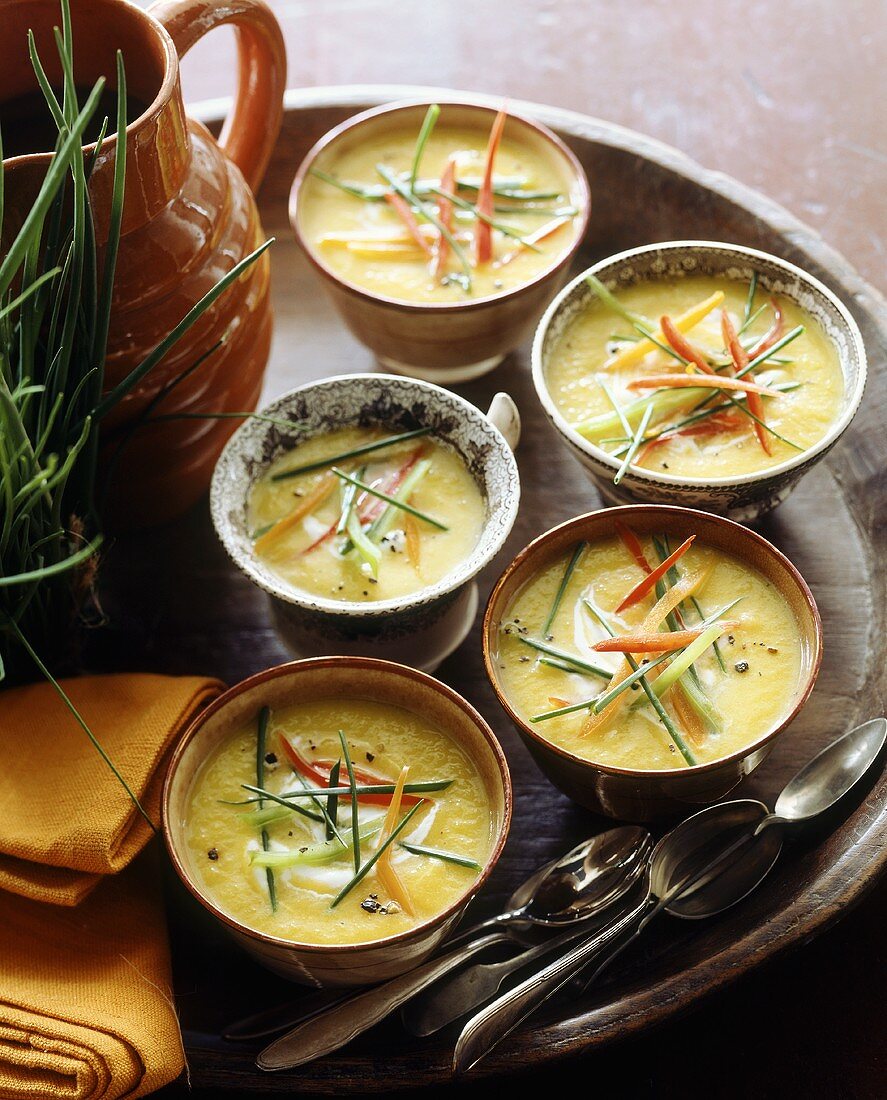 Kürbiscremesuppe in Schälchen