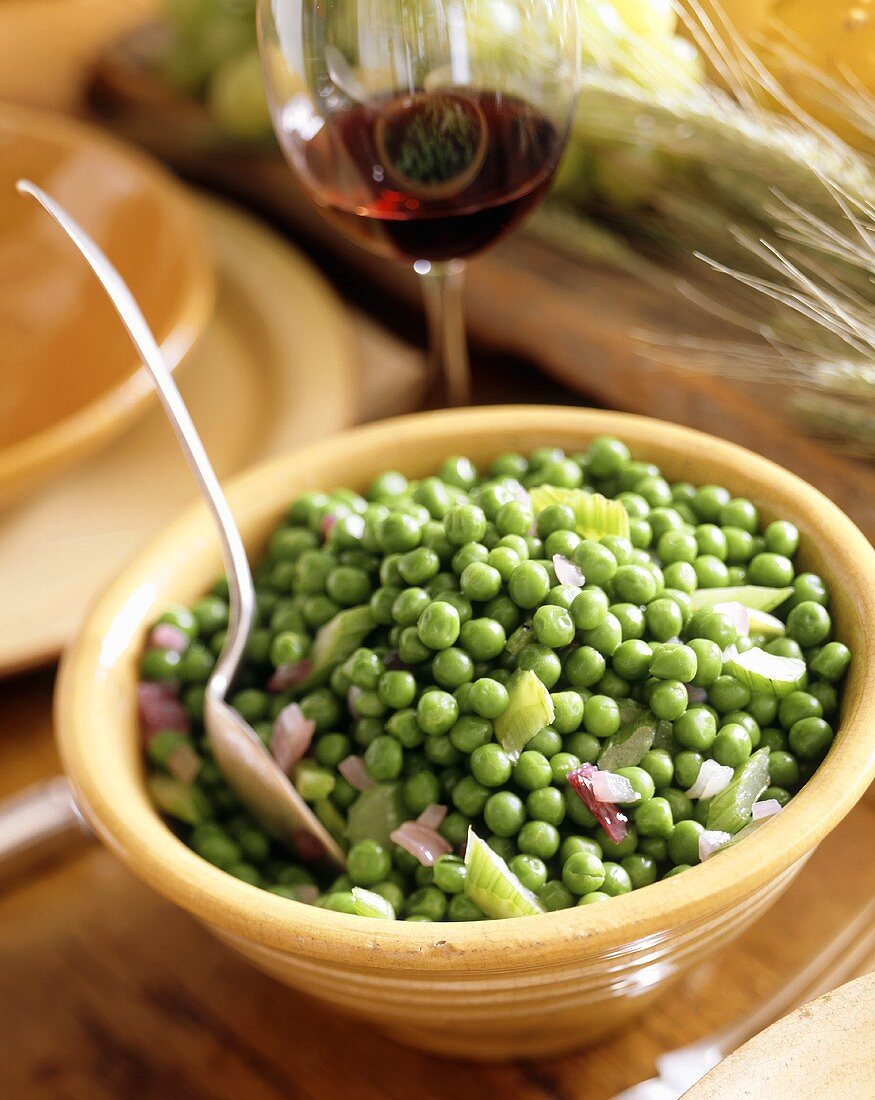 Peas with celery and onions