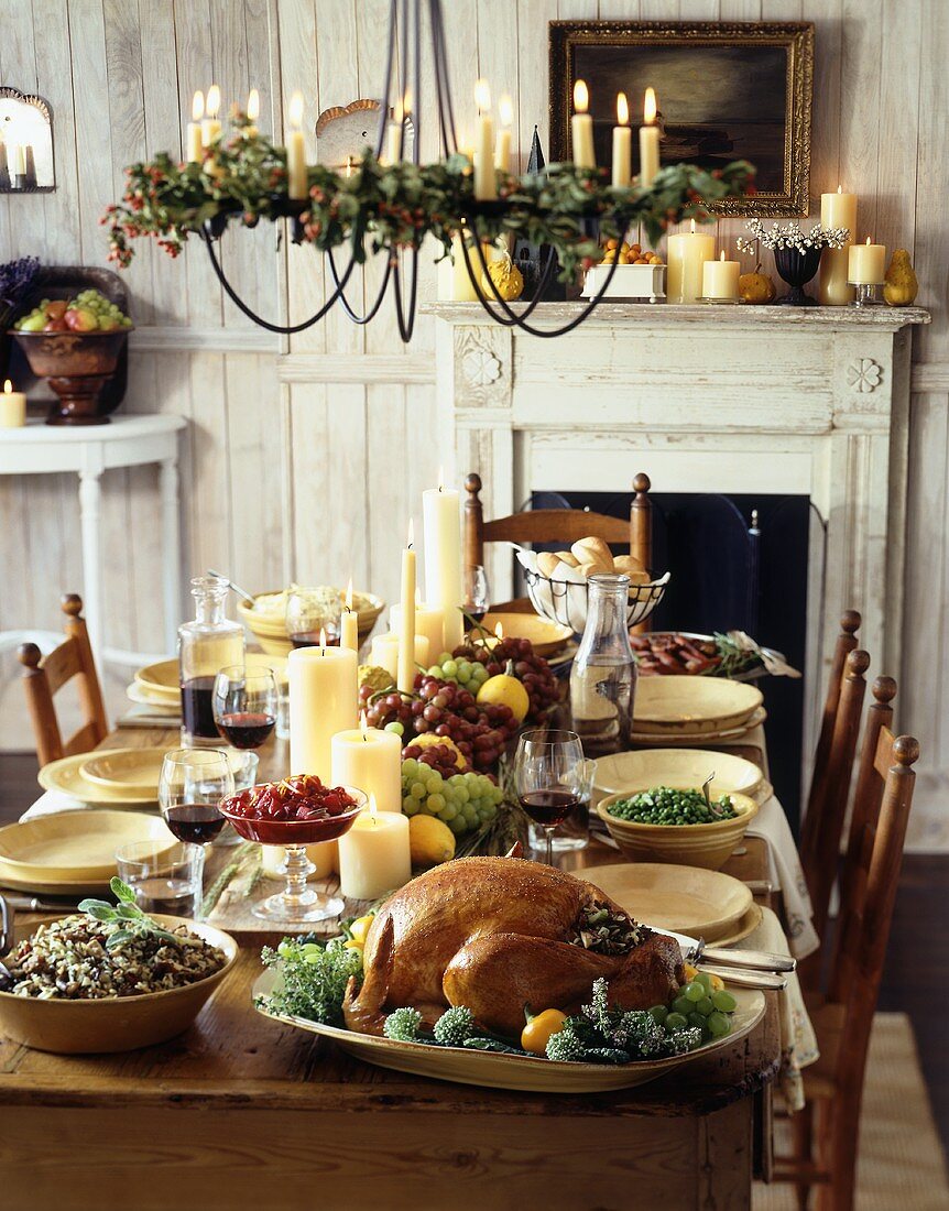 Truthahnbraten zu Thanksgiving auf festlich gedecktem Tisch