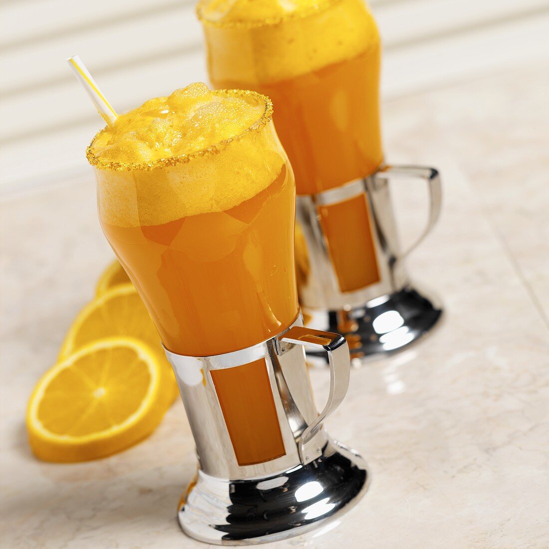 Zwei Gläser Orange Fizz