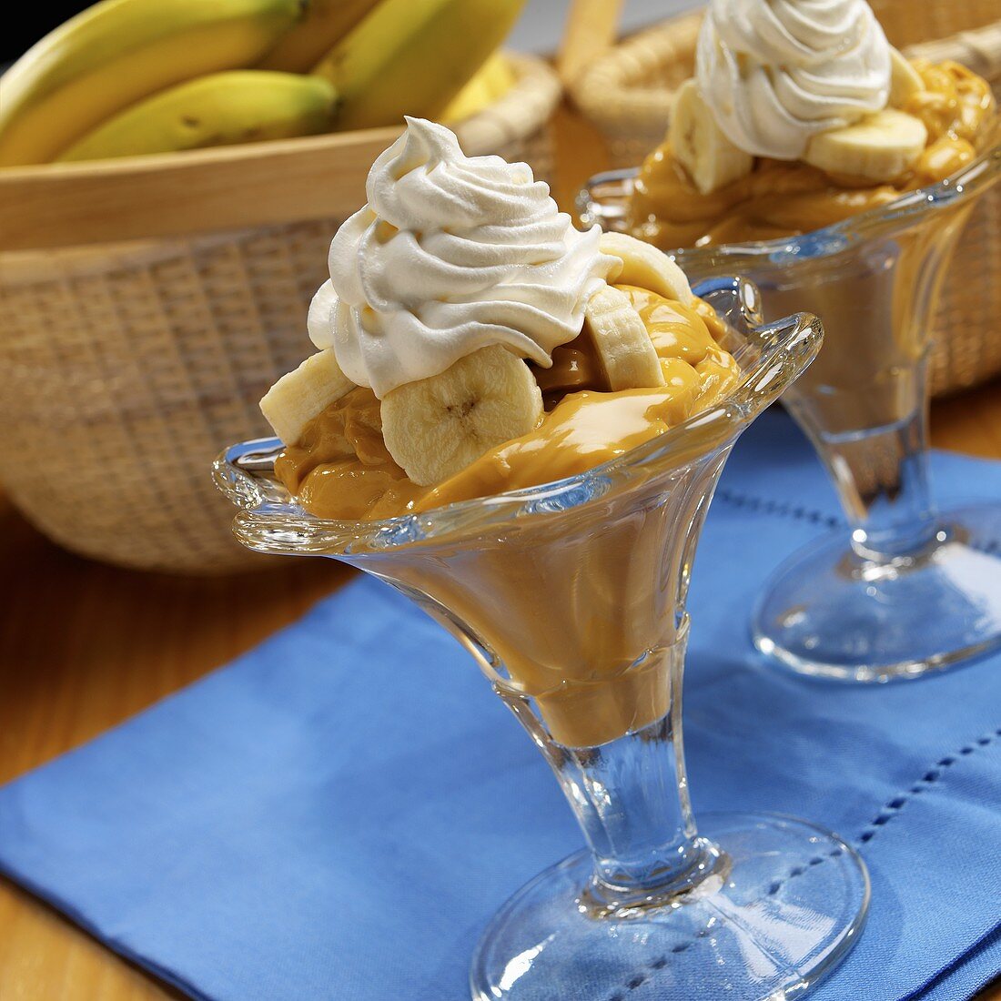 Butterscotch Pudding mit Bananen und Sahne