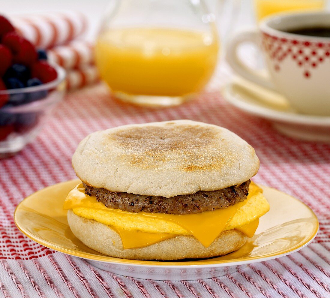 Frühstück: English Muffin mit Frikadelle, Ei und Käse