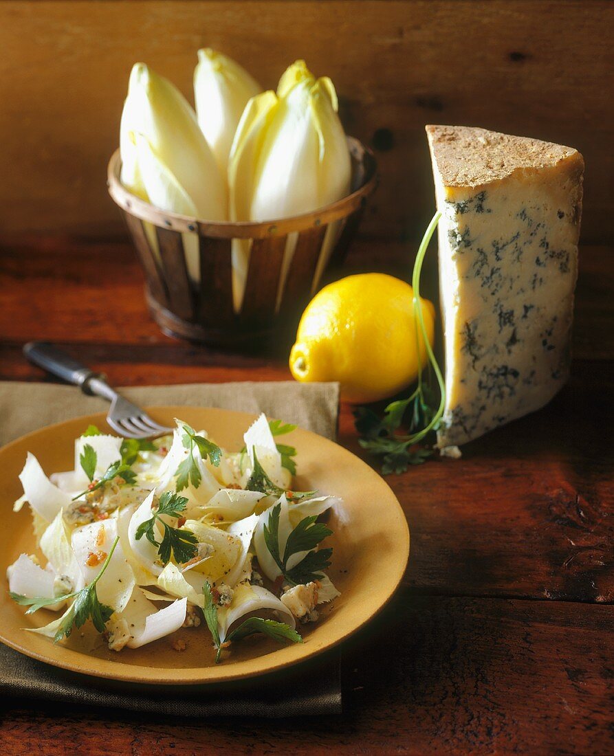 Chicoreesalat mit Blauschimmelkäse und Zitrone