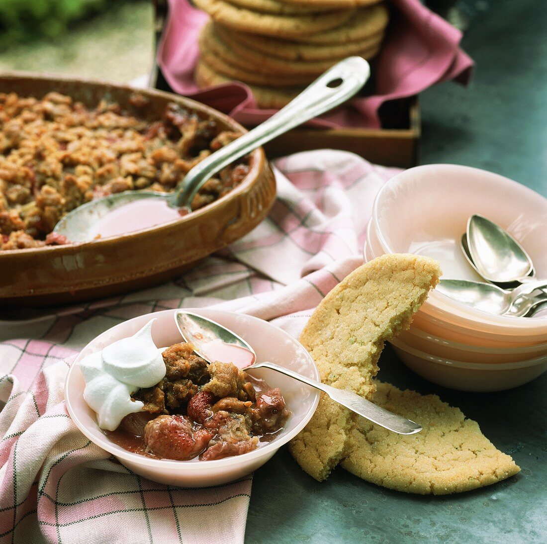 Erdbeer-Rhabarber-Cobbler mit Sahne und Cookies (USA)