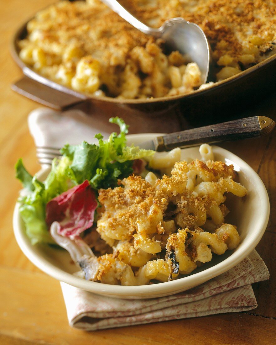 Macaroni and Cheese mit Semmelbröseln und Salat (USA)