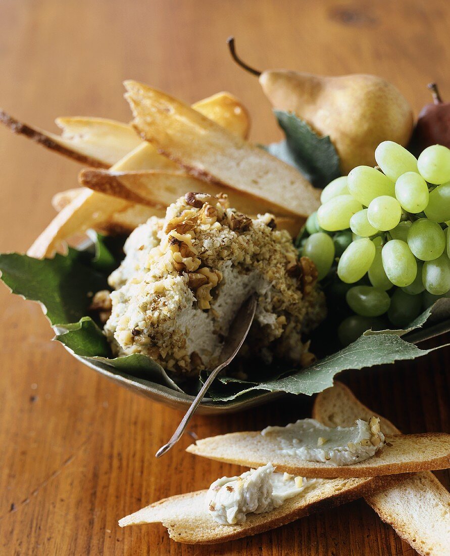 Käsebällchen mit Nüssen und getoastetem Brot, Trauben, Birne