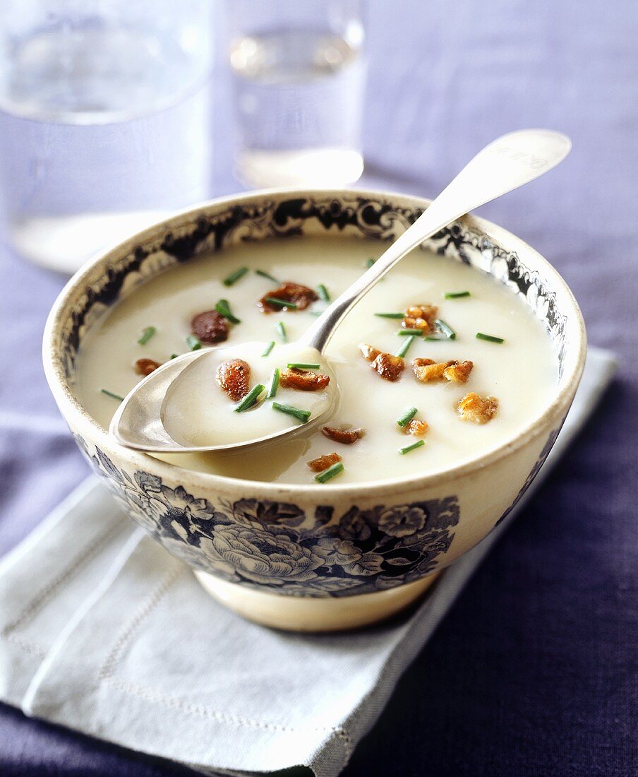 Cremesuppe mit Speck und Schnittlauch