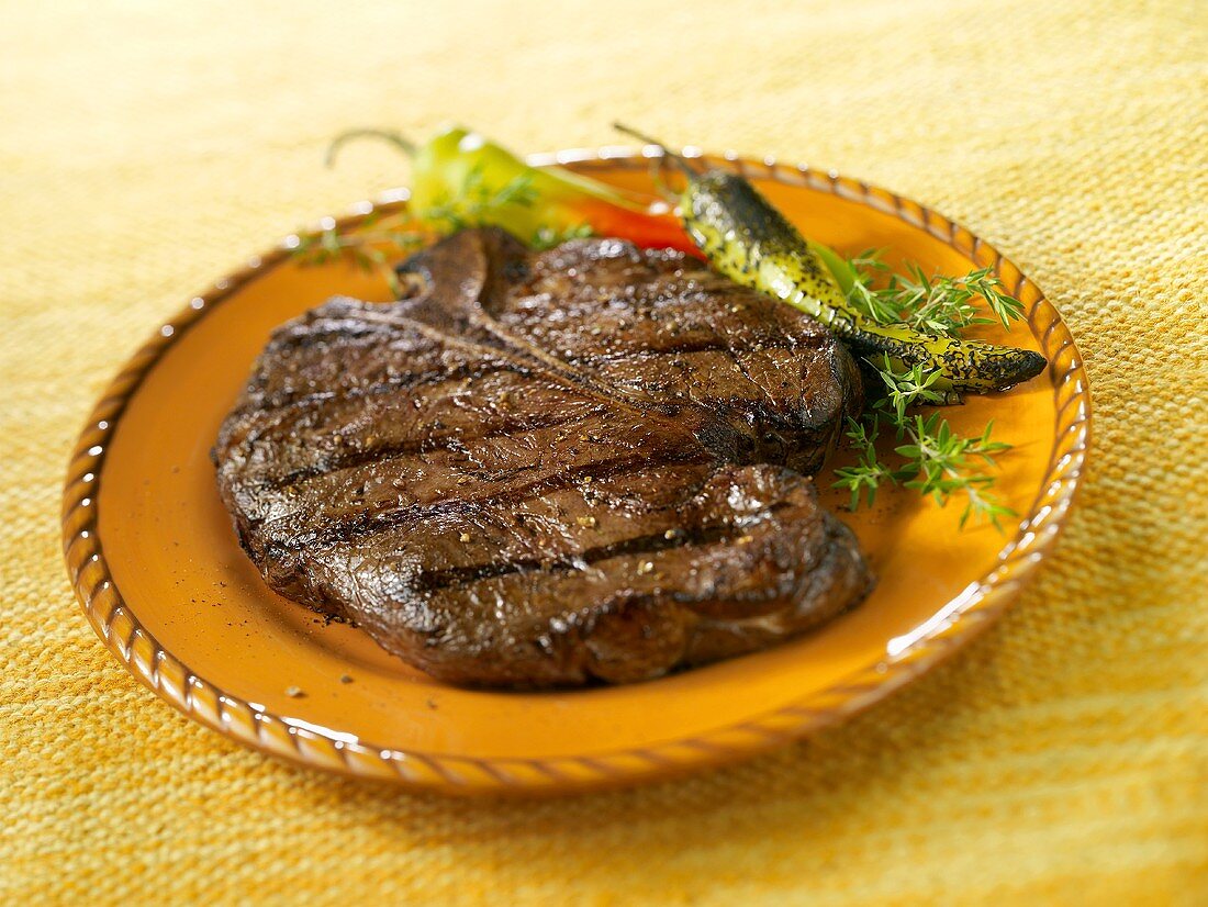 Gegrilltes Porterhouse-Steak mit Chilischoten