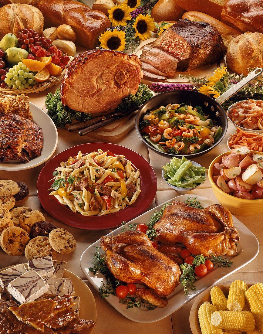 Buffet mit Fleisch, Geflügel, Salaten, Gemüse, Obst & Brot