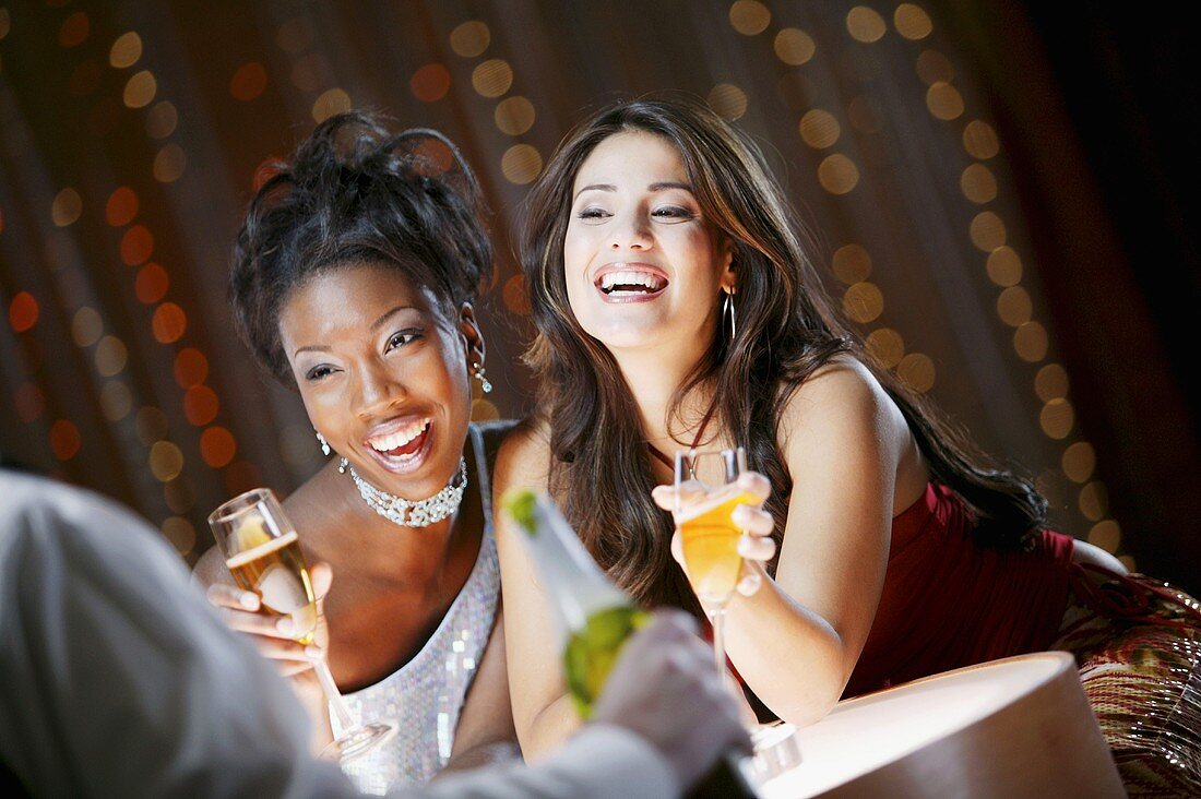 Zwei Frauen mit Cocktails im Nachtclub