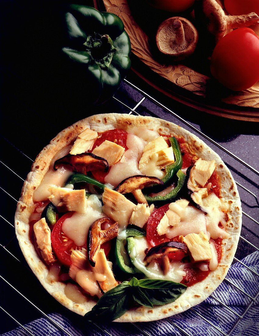 Pizza mit Gemüse, Pilzen und Hähnchen