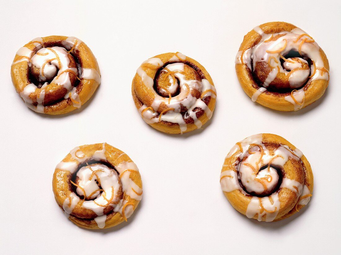 Fünf Zimtschnecken mit Zuckerguss