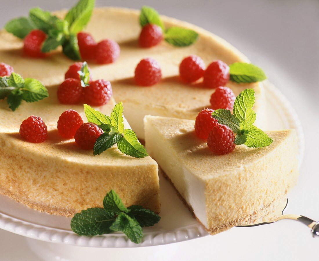 Käsekuchen mit Himbeeren und Minze, angeschnitten