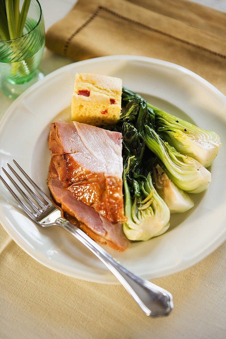 Glasierter Schinken mit Pak Choi und Maisbrot