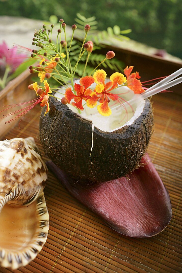 Drink in ausgehöhlter Kokosnuss