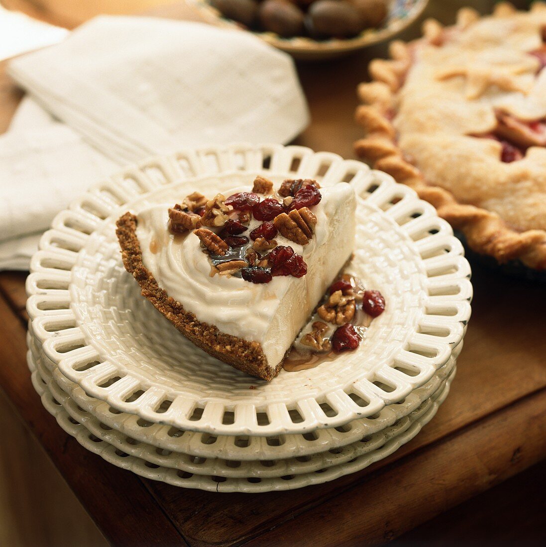 Stück Eistorte mit Cranberries, Pecannüssen und Karamell