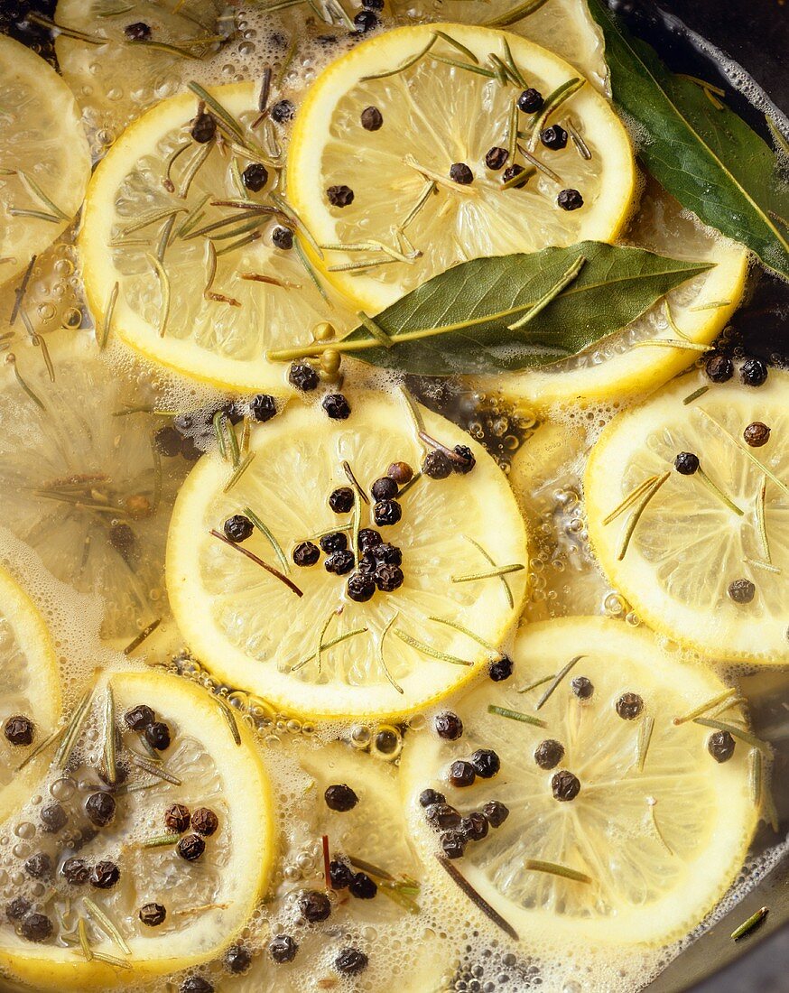 Zitronensud mit Pfefferkörnern, Lorbeerblättern & Rosmarin