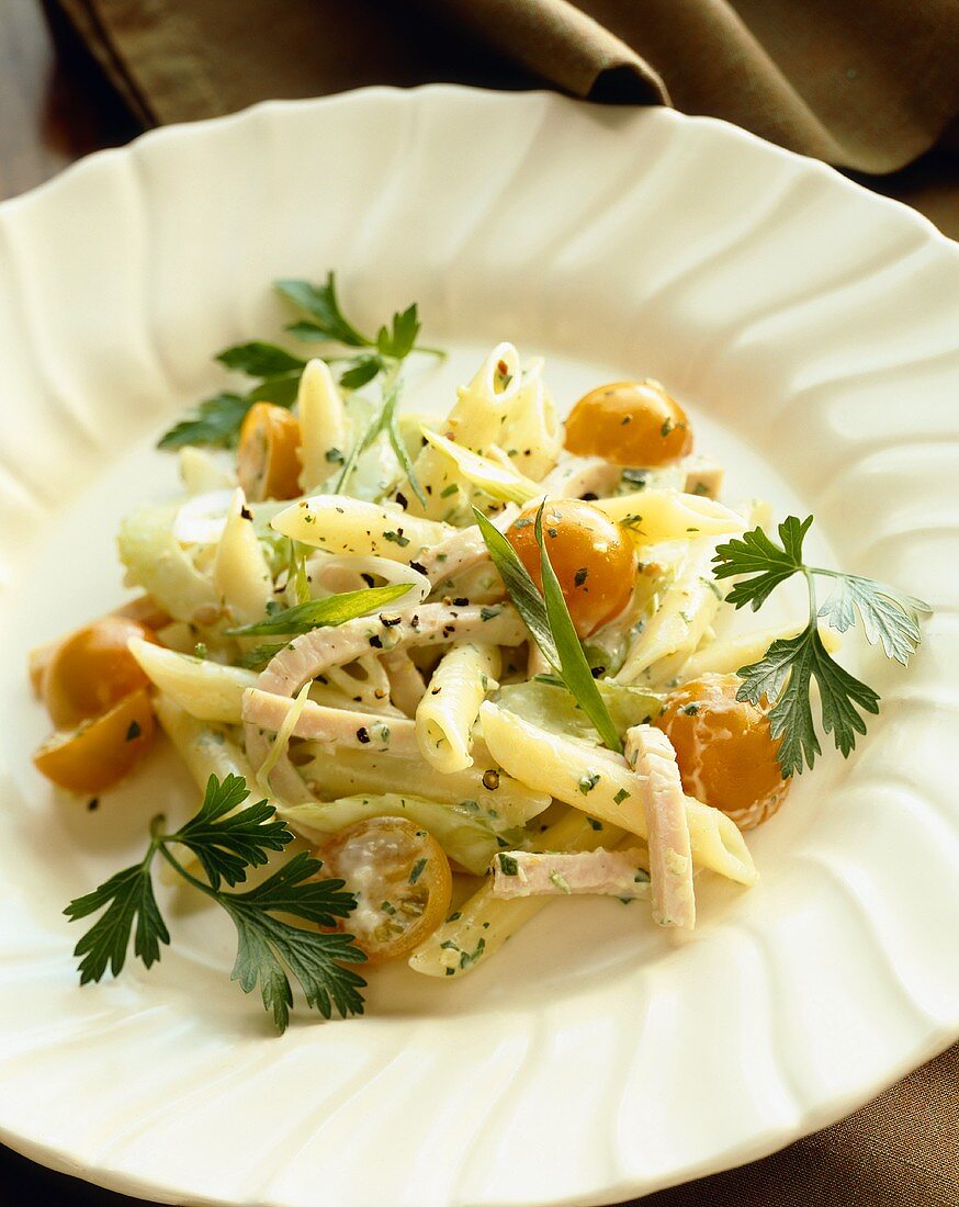 Nudelsalat mit Putenbruststreifen & gelben Cocktailtomaten