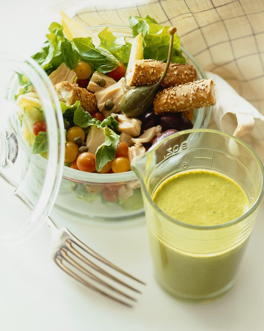 Thunfischsalat mit Kirschtomaten, Sesamstangen und Dressing