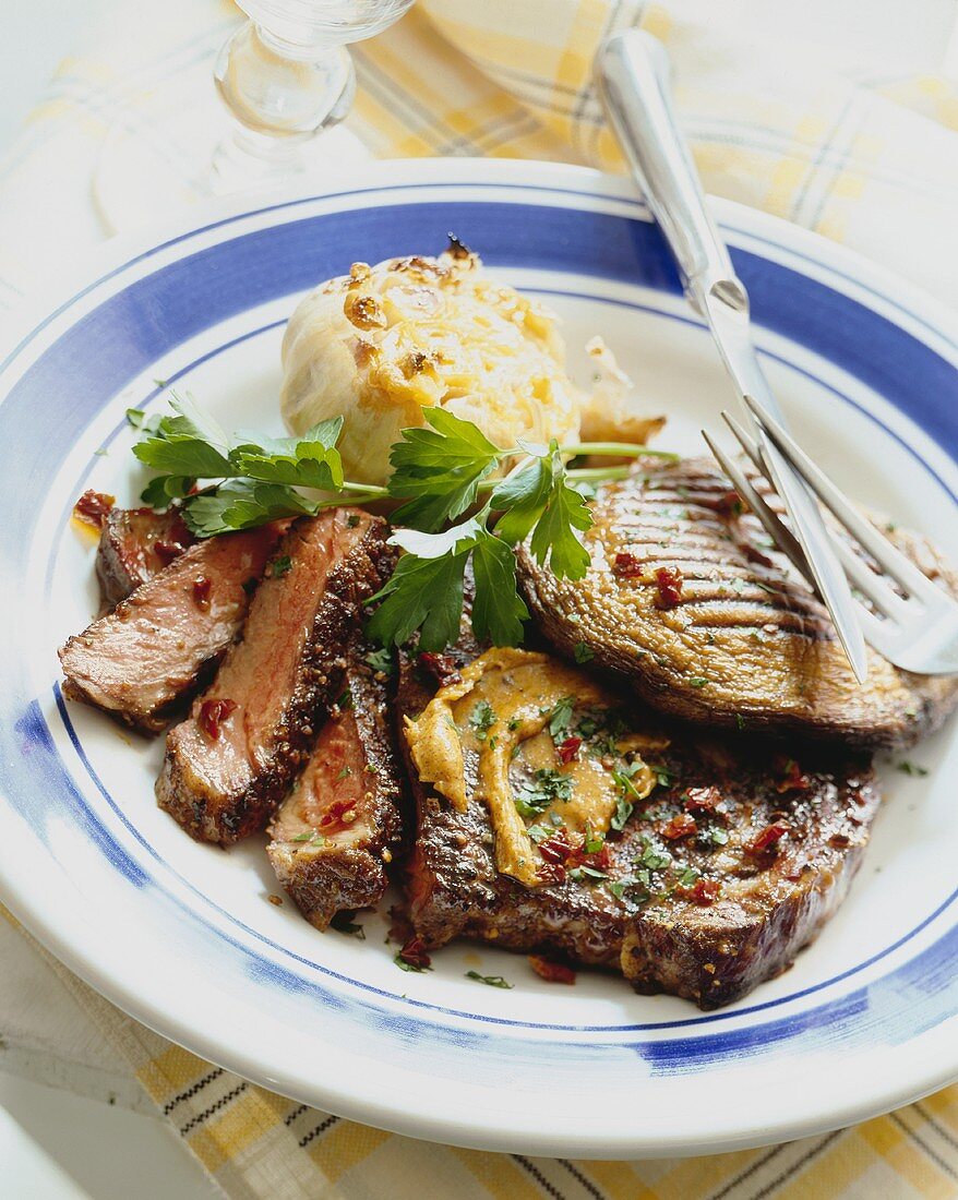 Gegrilltes Steak mit Portobellopilz und Knoblauchknolle