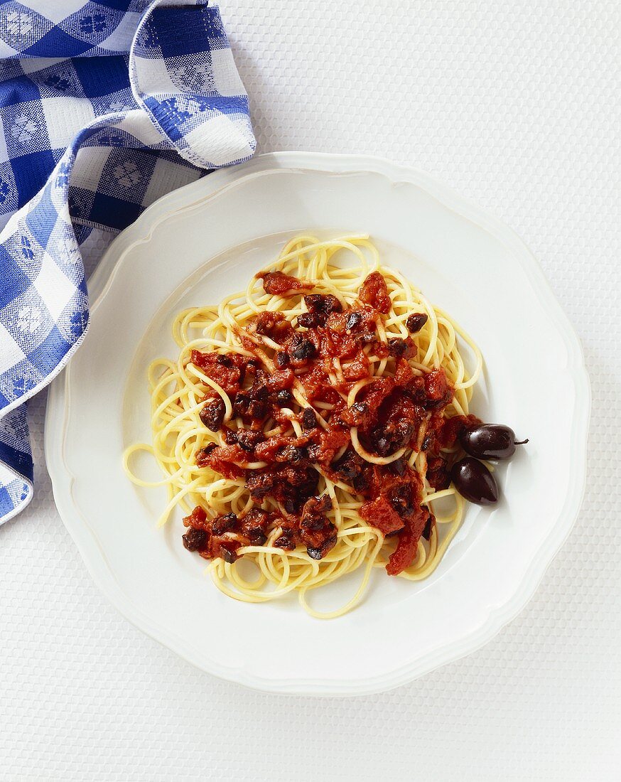 Spaghetti mit Tomaten-Oliven-Sauce