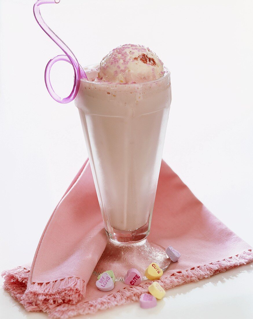 Milkshake mit Eiskugel zum Valentinstag