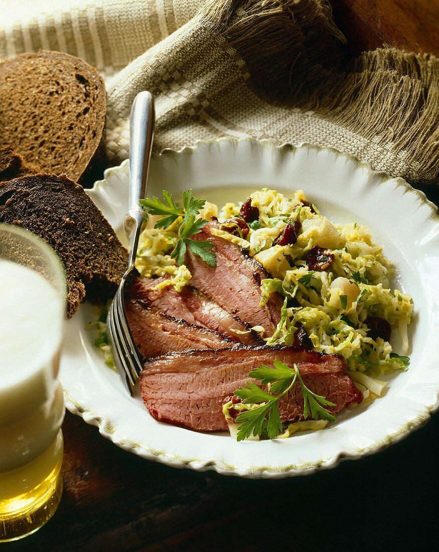 Corned Beef mit Kohl & dunklem Brot