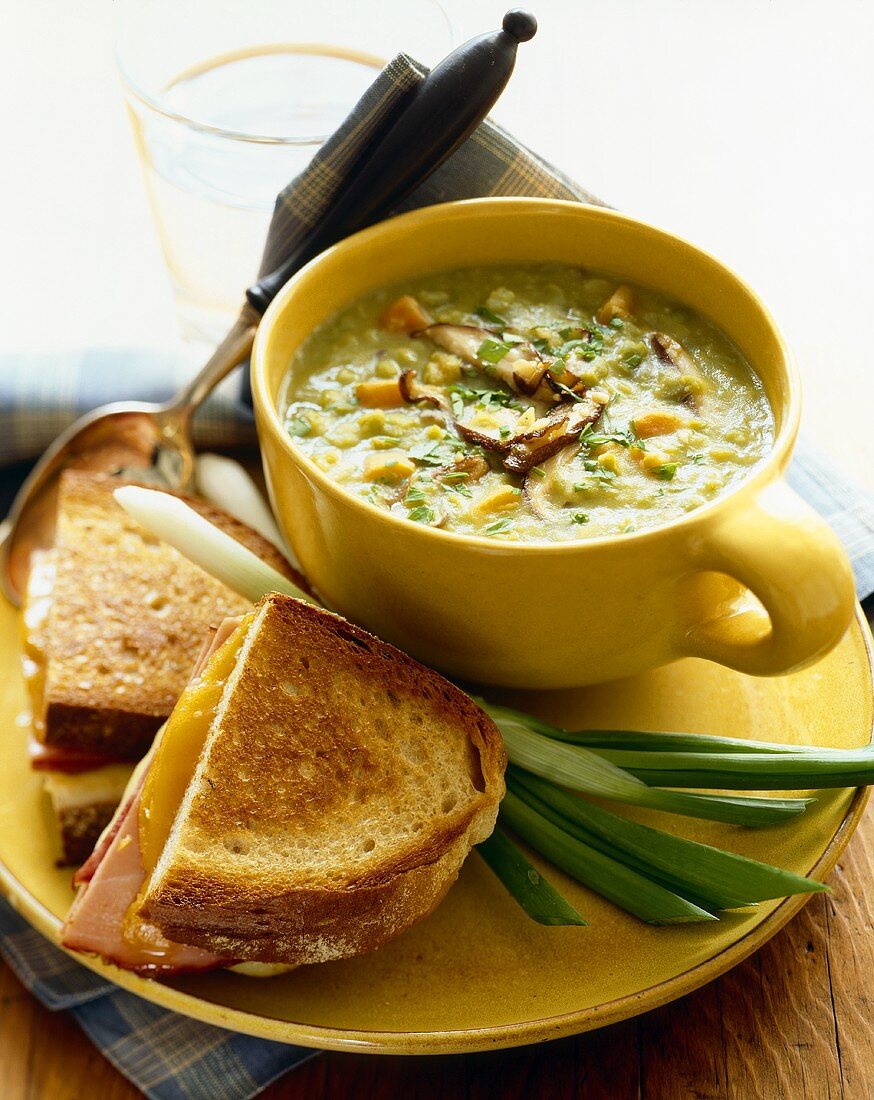 Erbsensuppe mit Pilzen, dazu Schinken-Käse-Sandwiches