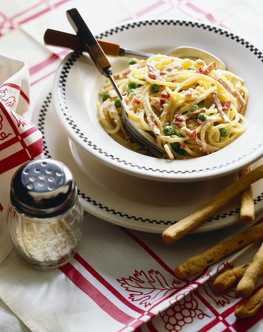 Spaghetti mit Schinken-Sahnesauce und Erbsen