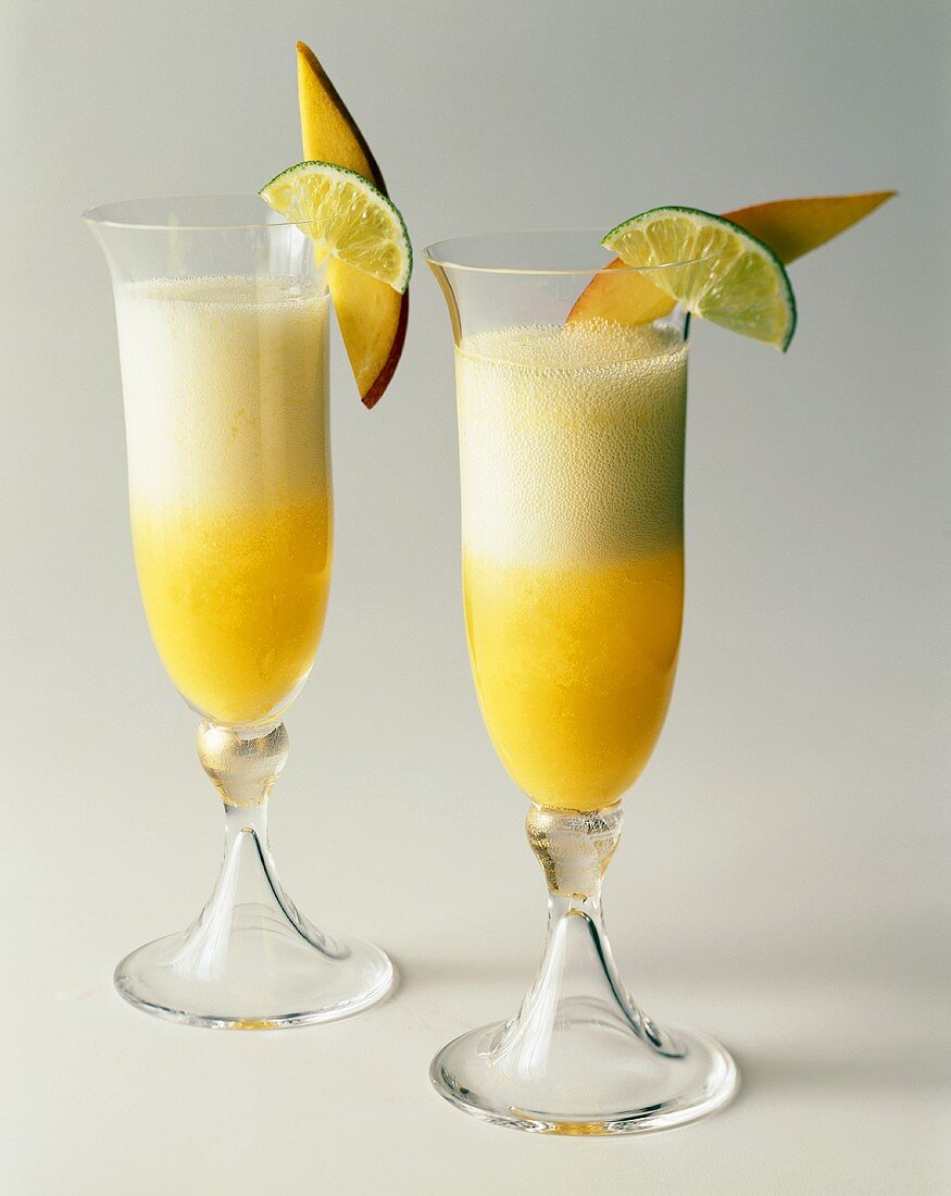 Zwei Gläser Champagner-Frucht-Cocktail