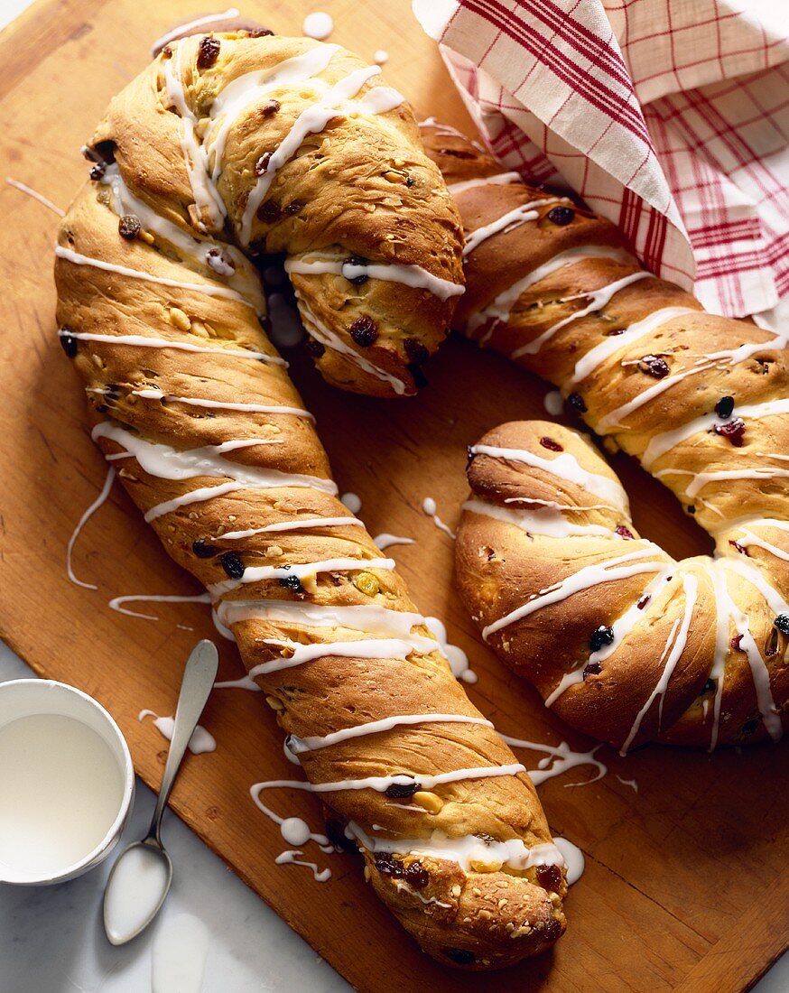 Hefeteigkuchen mit Trockenfrüchten in Form einer Zuckerstange