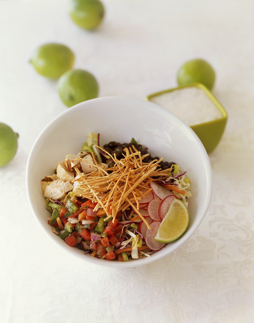 Gemüsesalat mit Hähnchen in Schale