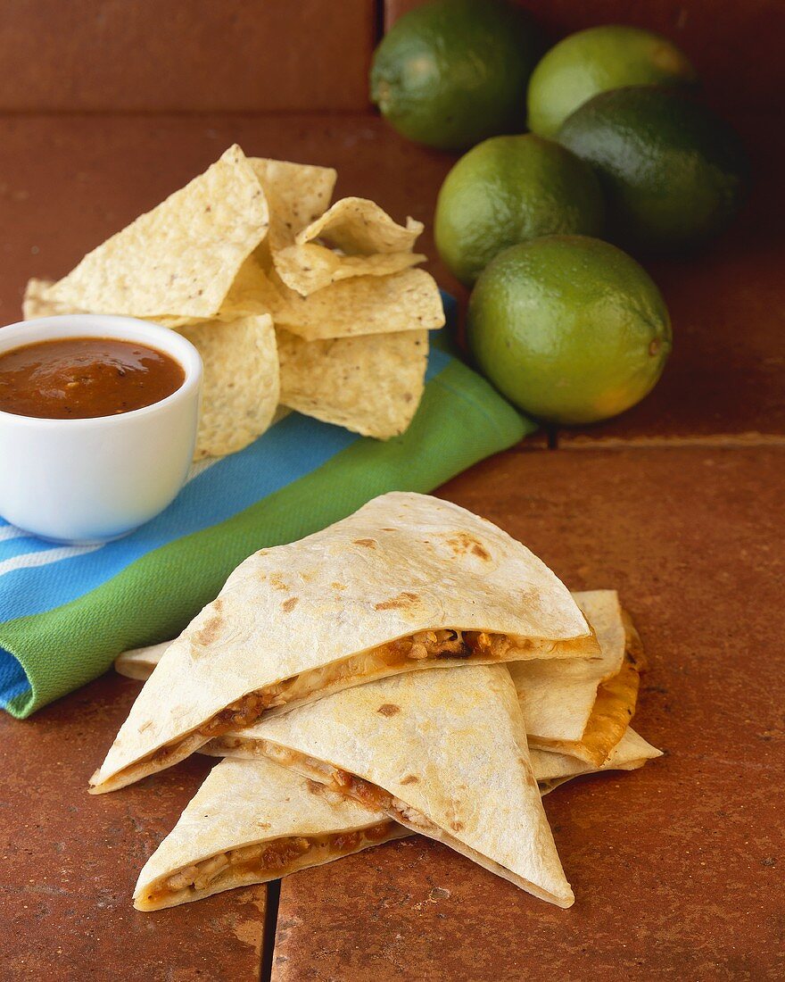 Quesadillas mit Nachos, Dip und Limetten (Mexiko)