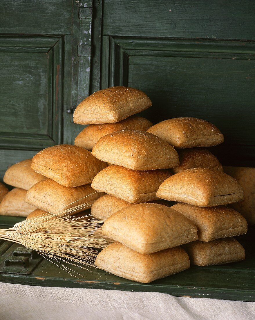 Viele quadratische Weizenbrötchen, gestapelt