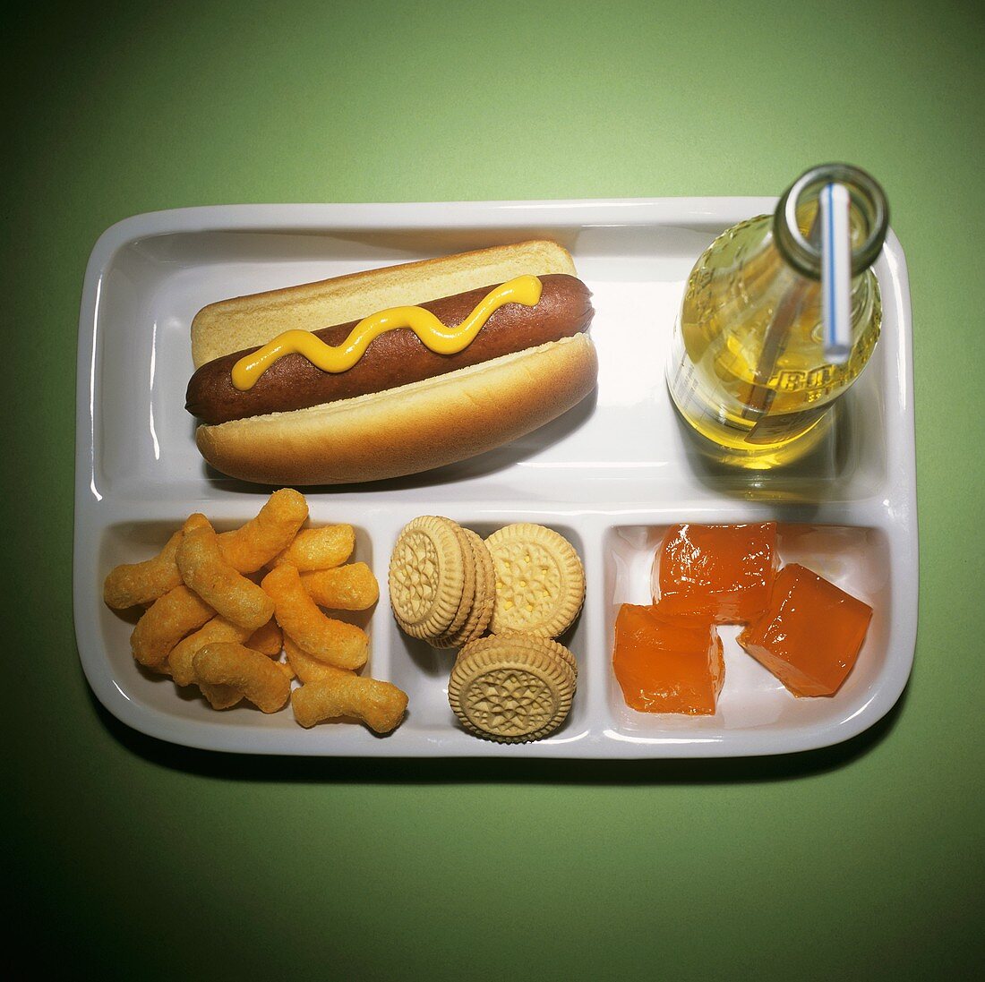 Tablett mit Hot Dog, Erdnussflips, Keksen, Geleewürfeln und Limo (Fernsehlunch)