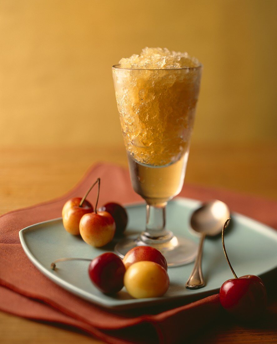 Granita mit frischen Kirschen