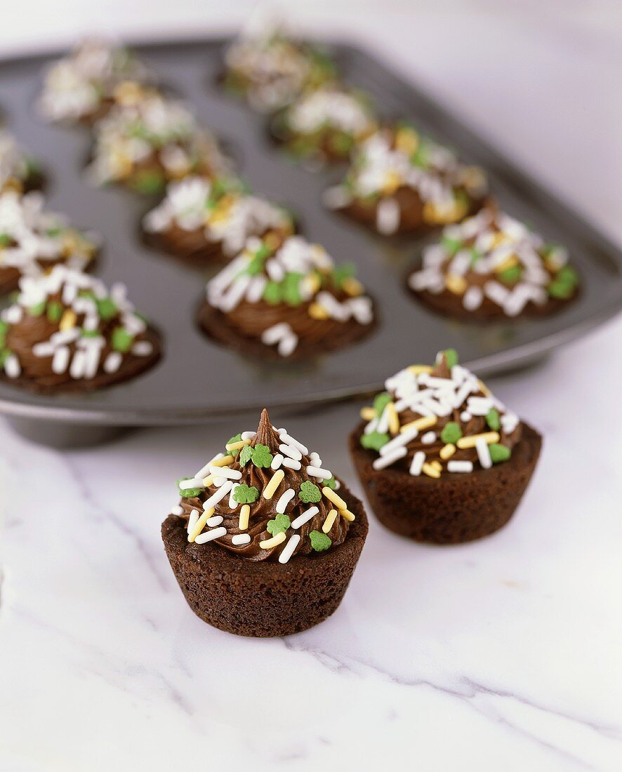 Mini-Schoko-Cupcakes mit Zuckerstreuseln und Kleeblättern