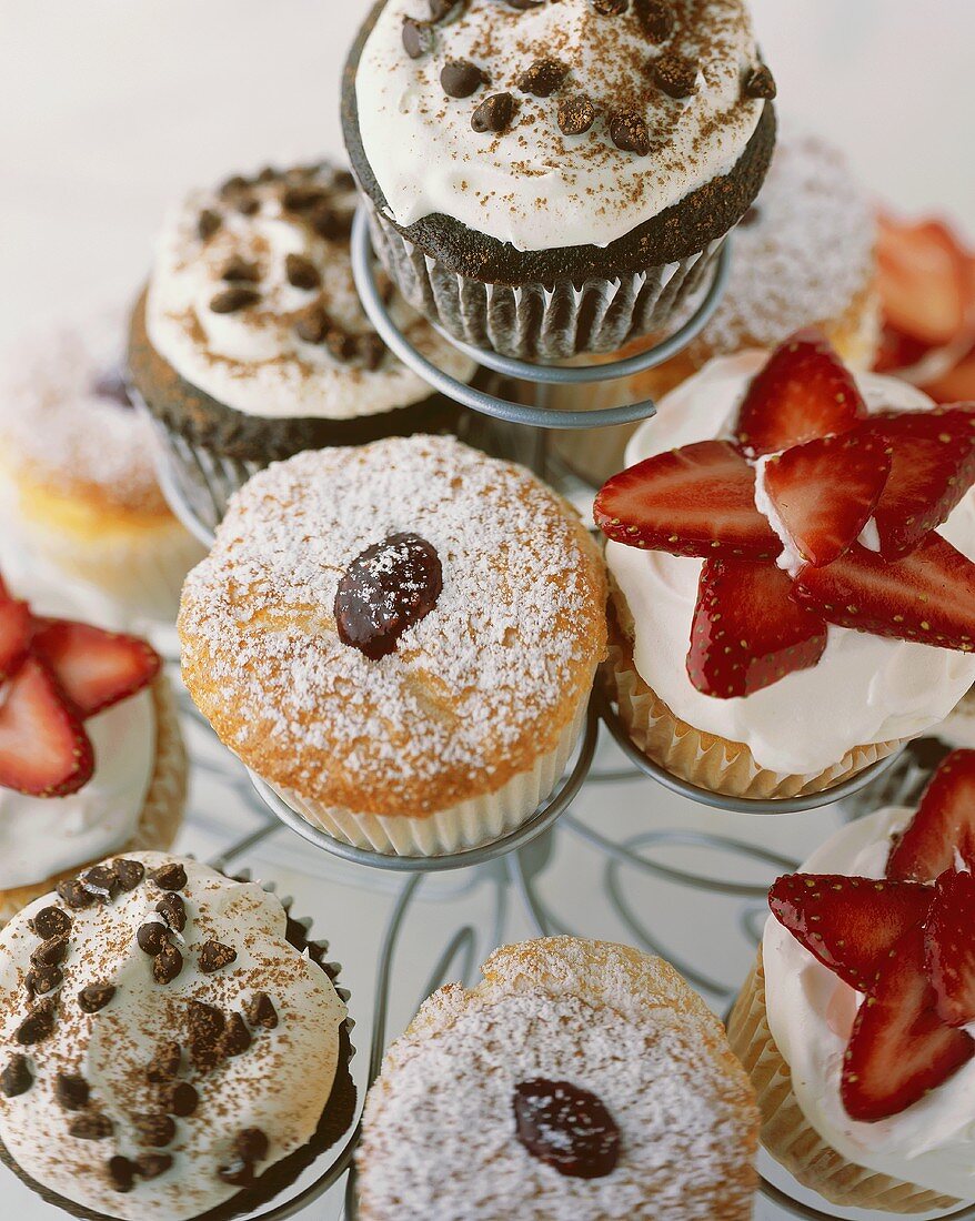 Verschiedene Cupcakes auf Drahtgestell