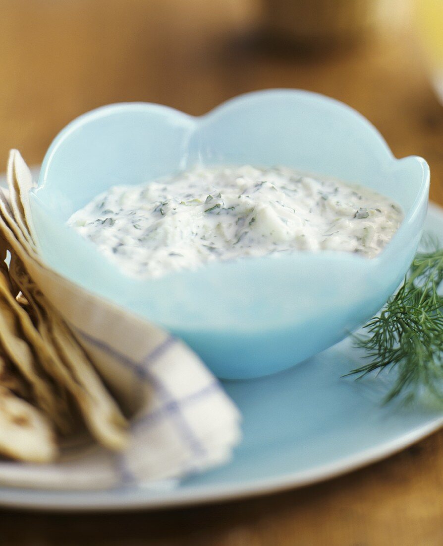 Gurken-Dill-Dip in blauer Schale